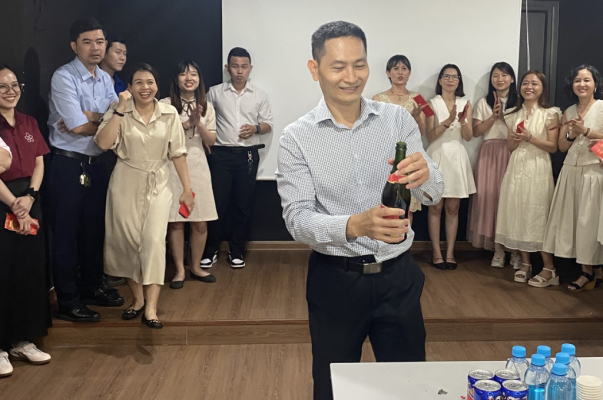 Anh Bùi Minh Hào - Tổng Giám đốc khui rượu sâm panh chúc mừng khai xuân 2026 cùng toàn thể nhân viên Đại Cát Á