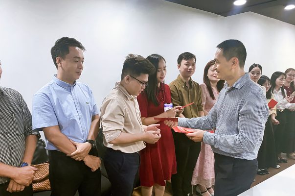 Ban Giám đốc lì xì đầu năm và chúc Tết nhân viên tại văn phòng Hồ Chí Minh